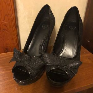 Size 9.5 Black Madeline 3” heel pumps